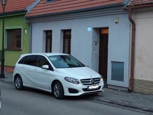 SKALICKÍ POLICAJTI ZADRŽALI PÁCHATEĽA KRÁDEŽE VOZIDLA V RAKÚSKU 1